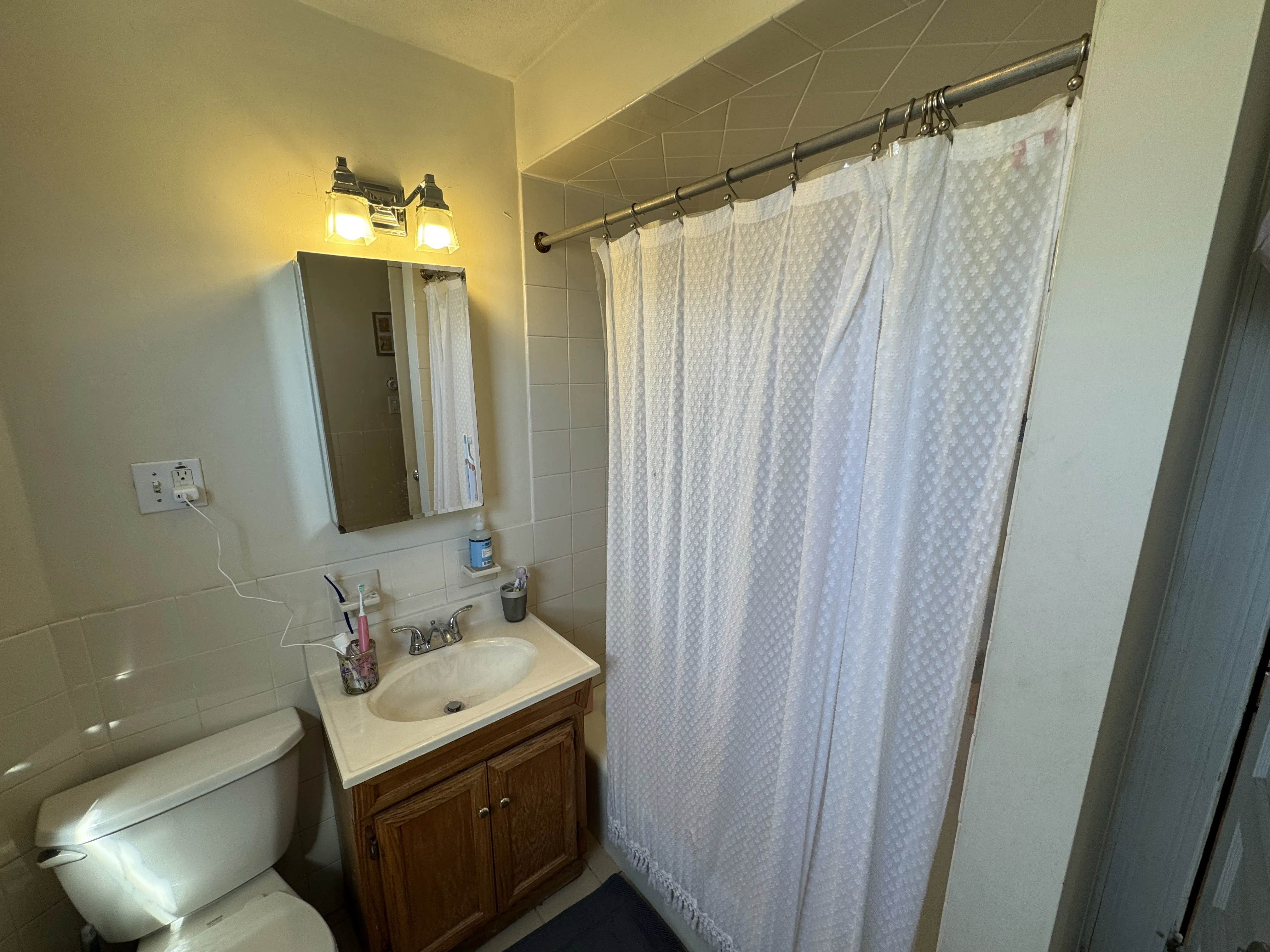4 bed, 1 bath apartment for rent at 211 Holland St Unit 2, Teele Square — photo 7 of 44