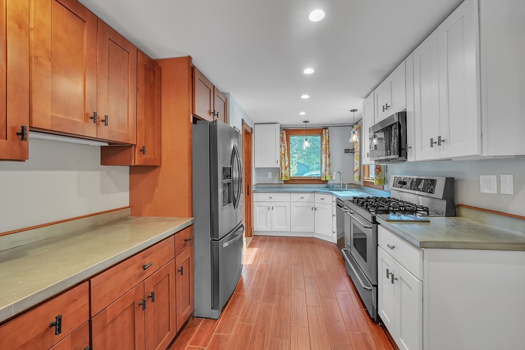 3 bed, 1 bath apartment for rent at 211 Mendon St, Hopedale — photo 5 of 17