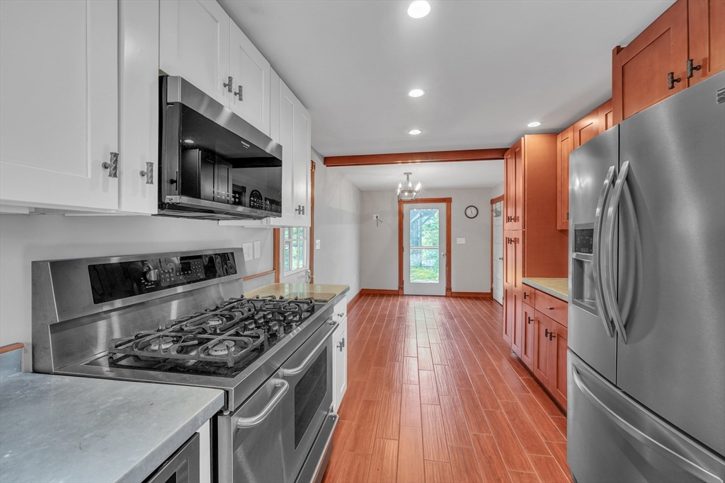 3 bed, 1 bath apartment for rent at 211 Mendon St, Hopedale — photo 4 of 17