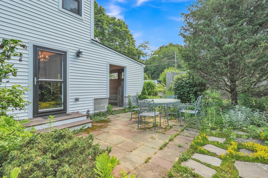 3 bed, 1 bath apartment for rent at 211 Mendon St, Hopedale — photo 2 of 17