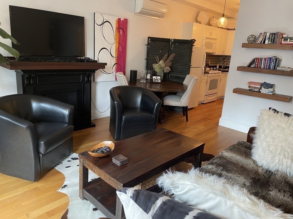 1 bed, 1 bath apartment for rent at 211 Newbury St Unit 4, Back Bay — photo 4 of 9