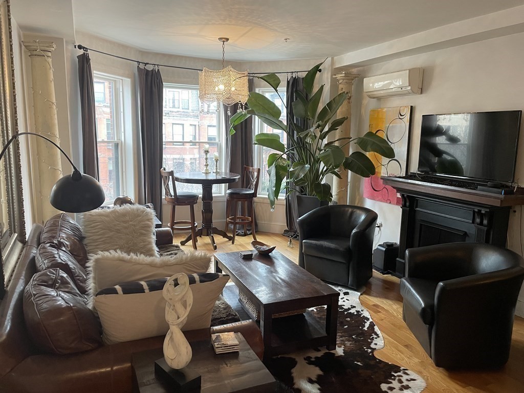 1 bed, 1 bath apartment for rent at 211 Newbury St Unit 4, Back Bay — photo 2 of 9
