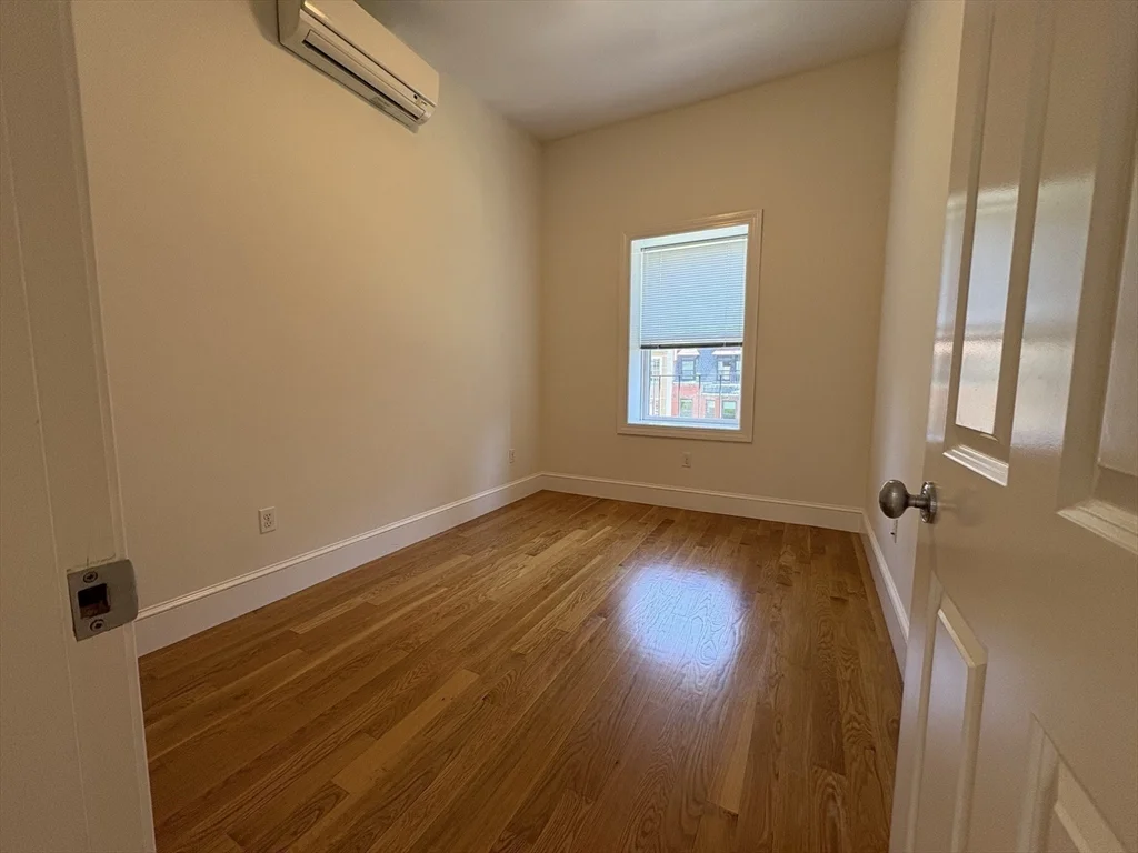 1 bed, 1 bath apartment for rent at 211 Newbury St Unit 6, Back Bay — photo 7 of 11