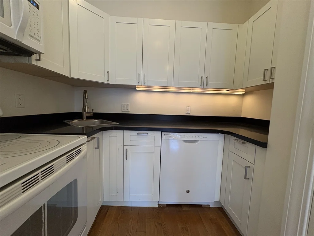 1 bed, 1 bath apartment for rent at 211 Newbury St Unit 6, Back Bay — photo 6 of 11