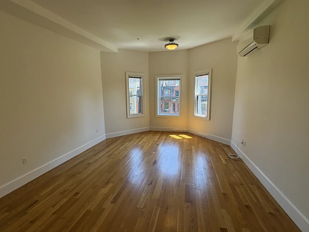 1 bed, 1 bath apartment for rent at 211 Newbury St Unit 6, Back Bay — photo 3 of 11