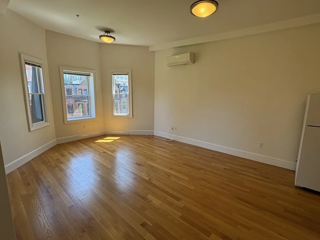 1 bed, 1 bath apartment for rent at 211 Newbury St Unit 6, Back Bay — photo 4 of 11