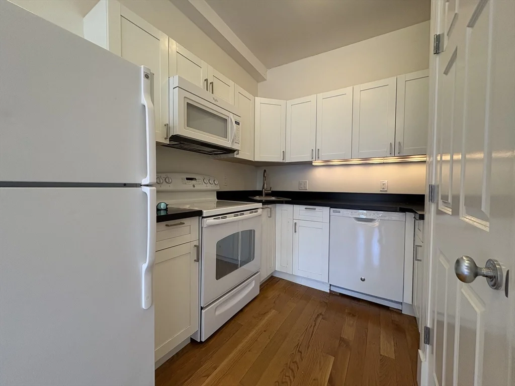 1 bed, 1 bath apartment for rent at 211 Newbury St Unit 6, Back Bay — photo 5 of 11