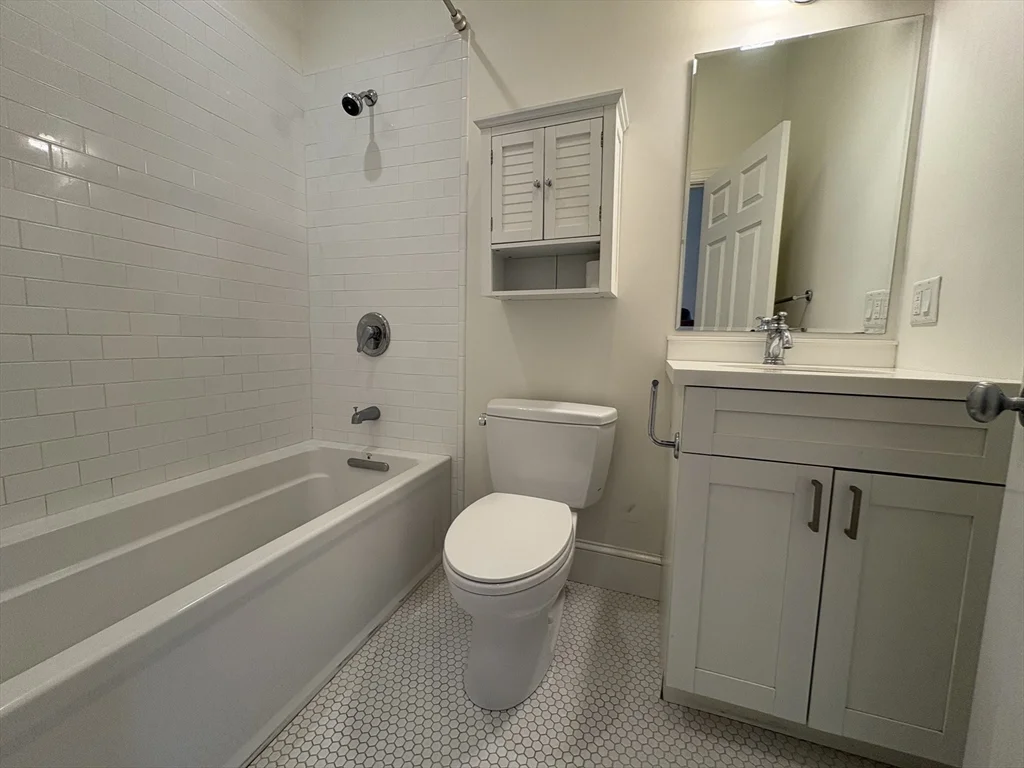1 bed, 1 bath apartment for rent at 211 Newbury St Unit 6, Back Bay — photo 9 of 11