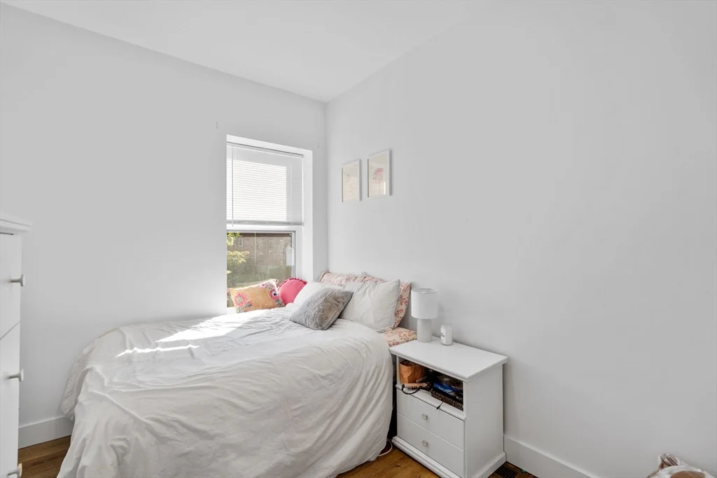 4 bed, 2 bath apartment for rent at 211 W 9th St Unit 1, South Boston — photo 5 of 8