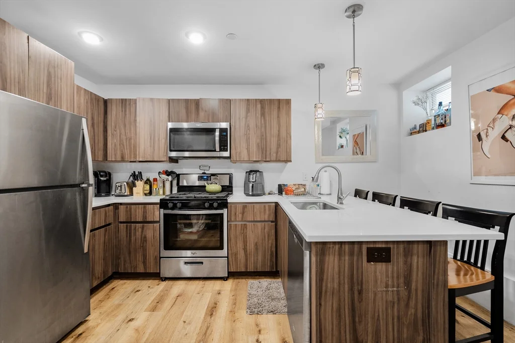 4 bed, 2 bath apartment for rent at 211 W 9th St Unit 1, South Boston — photo 1 of 8