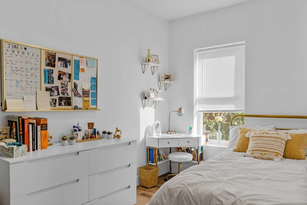 4 bed, 2 bath apartment for rent at 211 W 9th St Unit 1, South Boston — photo 4 of 8