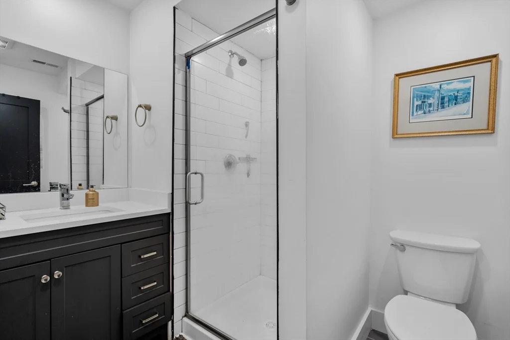 4 bed, 2 bath apartment for rent at 211 W 9th St Unit 1, South Boston — photo 7 of 8