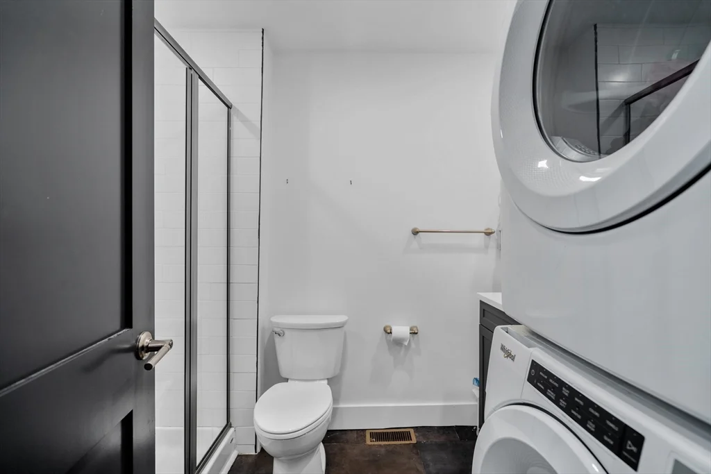 4 bed, 2 bath apartment for rent at 211 W 9th St Unit 1, South Boston — photo 8 of 8