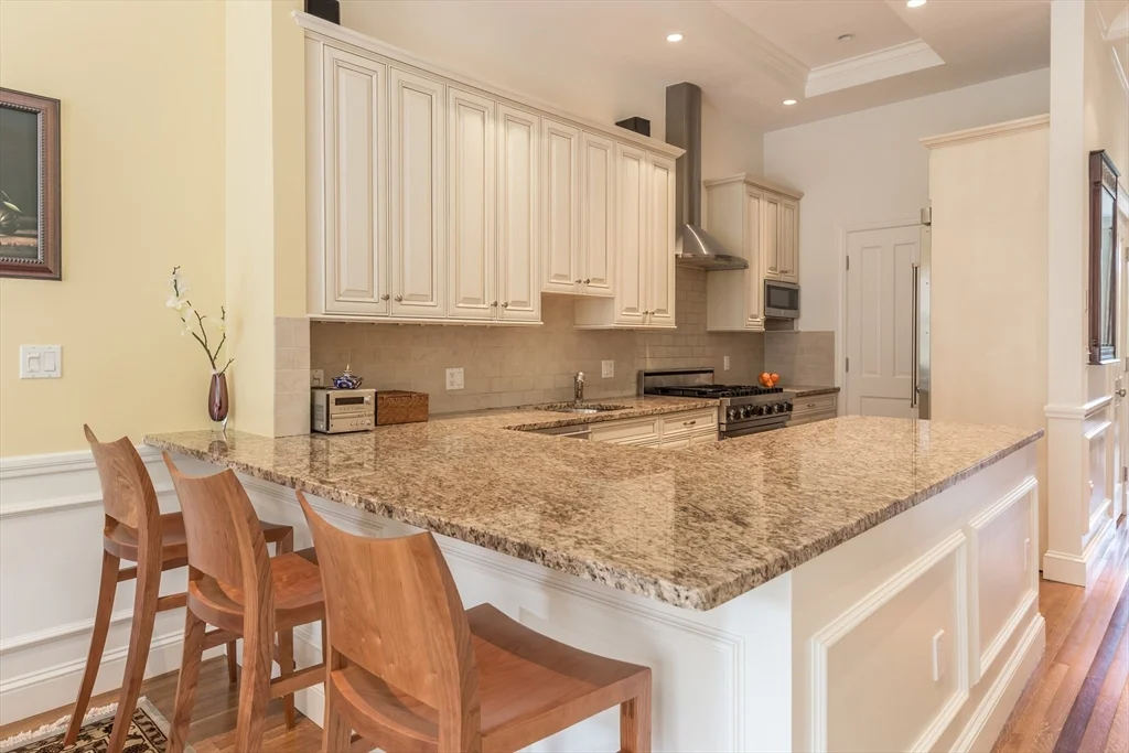 2 bed, 2 bath apartment for rent at 212 Beacon St Unit 2, Back Bay — photo 4 of 24