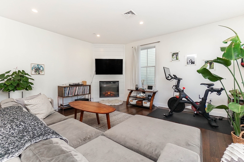 2 bed, 2 bath apartment for rent at 213 East Eagle St Unit 2, East Boston — photo 14 of 29