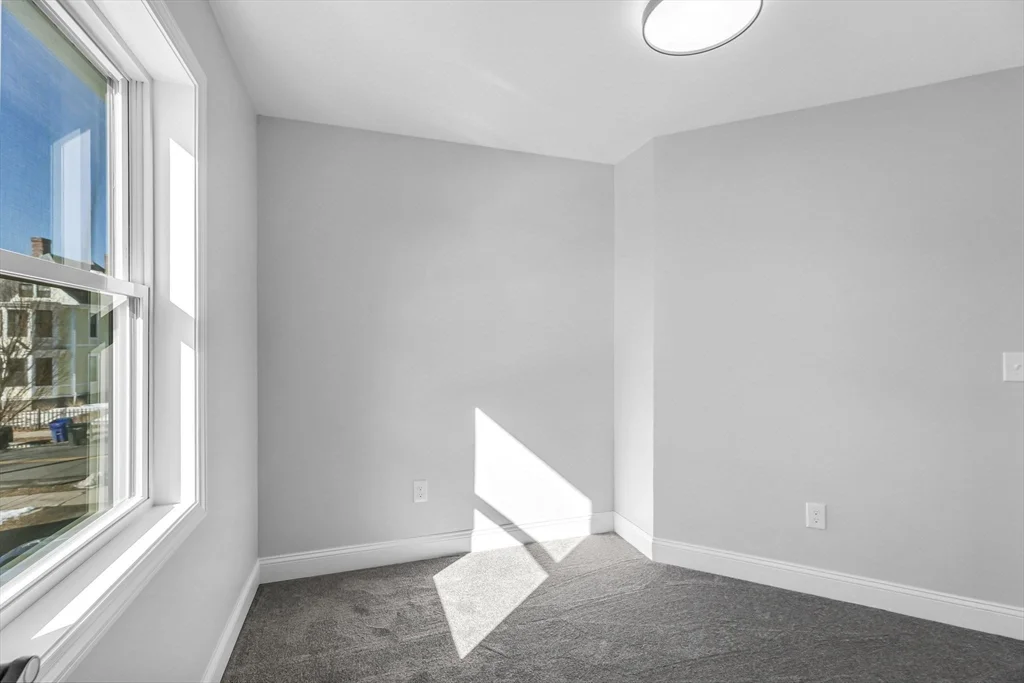 3 bed, 1 bath apartment for rent at 213 Pine St Unit 213, Springfield — photo 4 of 25