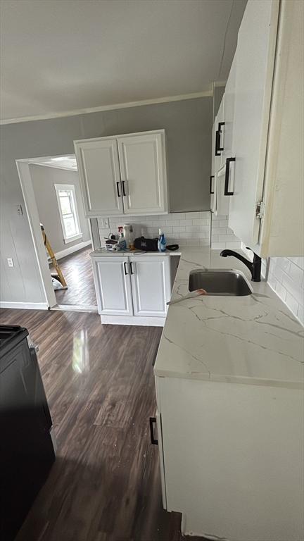 4 bed, 1 bath apartment for rent at 213 W Manchester St Unit 2, Lowell — photo 2 of 7
