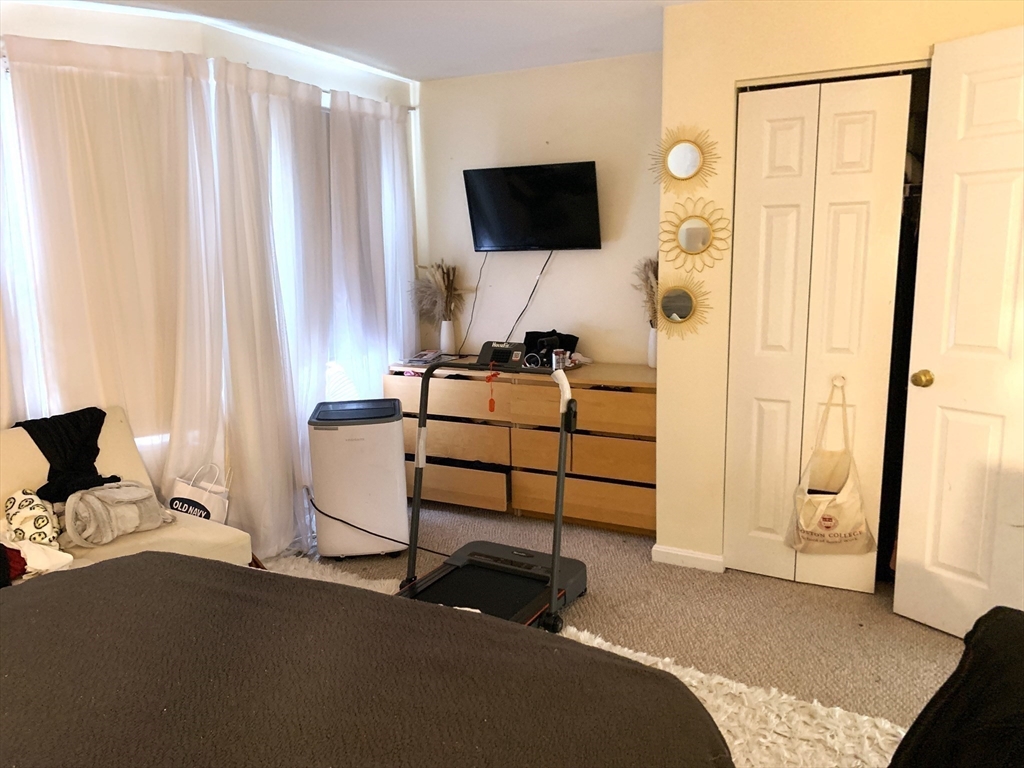 4 bed, 2 bath apartment for rent at 213 W 6th St Unit 213, South Boston — photo 13 of 15