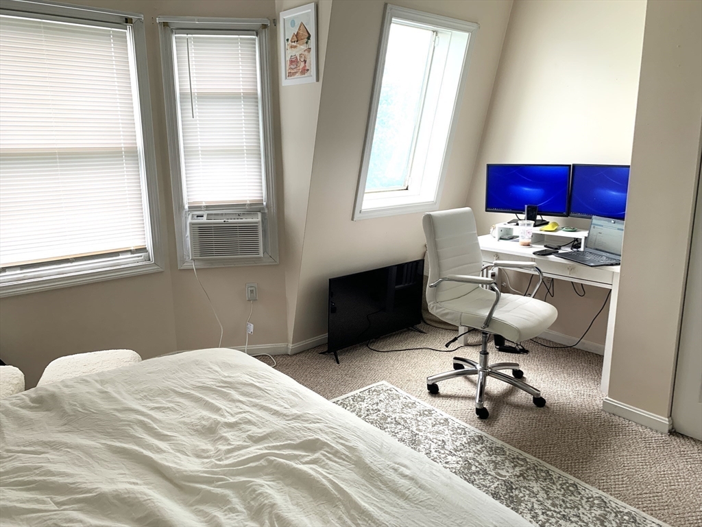4 bed, 2 bath apartment for rent at 213 W 6th St Unit 213, South Boston — photo 10 of 15