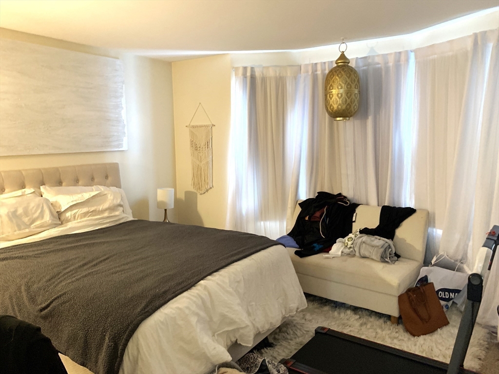 4 bed, 2 bath apartment for rent at 213 W 6th St Unit 213, South Boston — photo 14 of 15