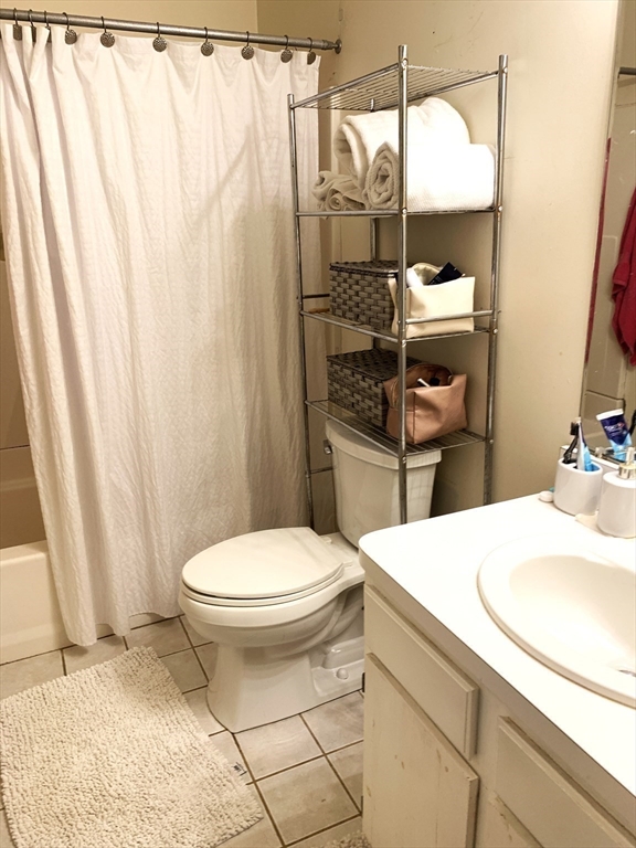 4 bed, 2 bath apartment for rent at 213 W 6th St Unit 213, South Boston — photo 8 of 15