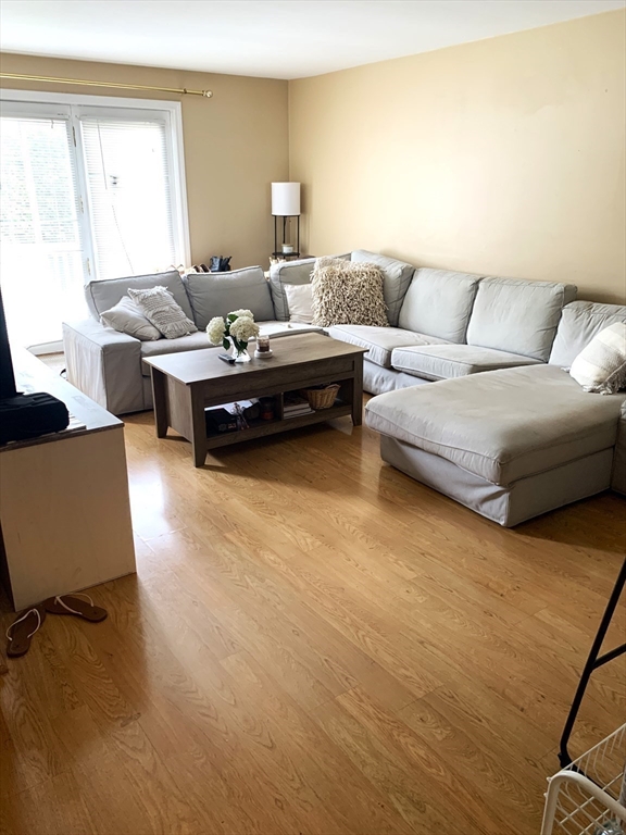 4 bed, 2 bath apartment for rent at 213 W 6th St Unit 213, South Boston — photo 7 of 15