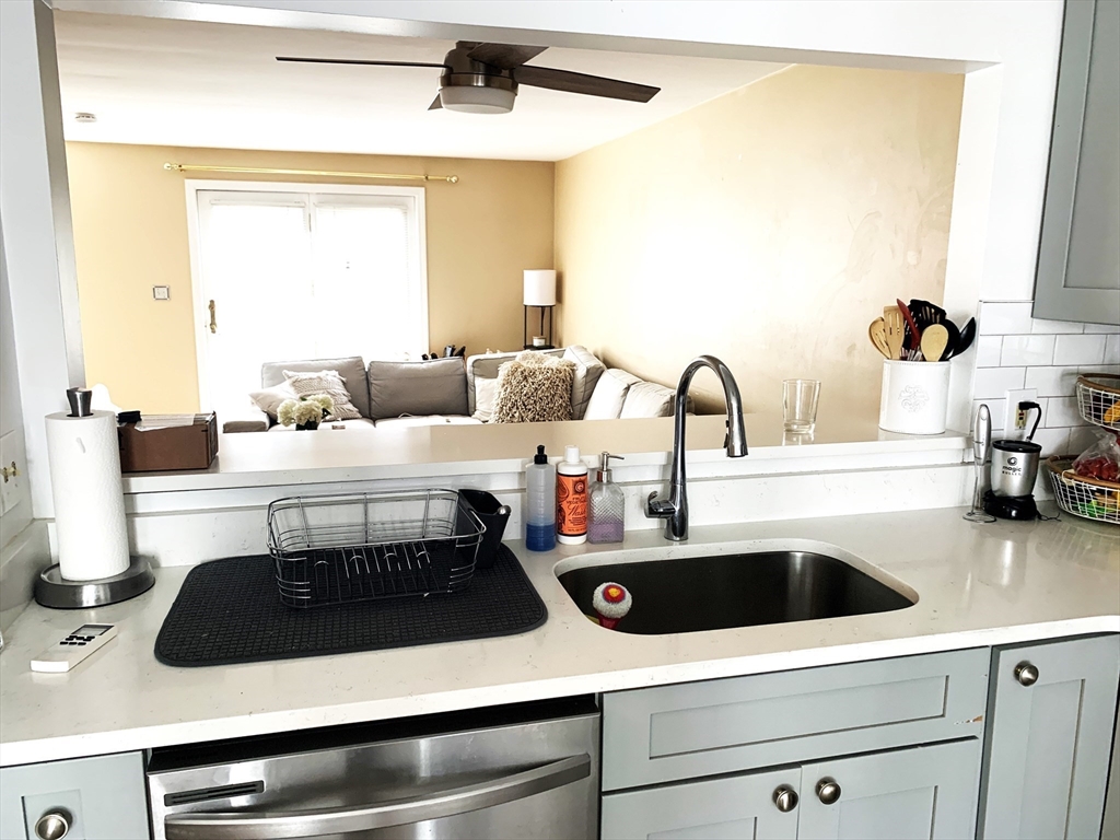 4 bed, 2 bath apartment for rent at 213 W 6th St Unit 213, South Boston — photo 3 of 15