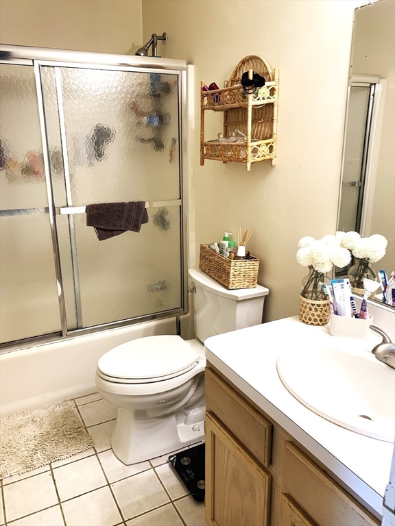 4 bed, 2 bath apartment for rent at 213 W 6th St Unit 213, South Boston — photo 9 of 15