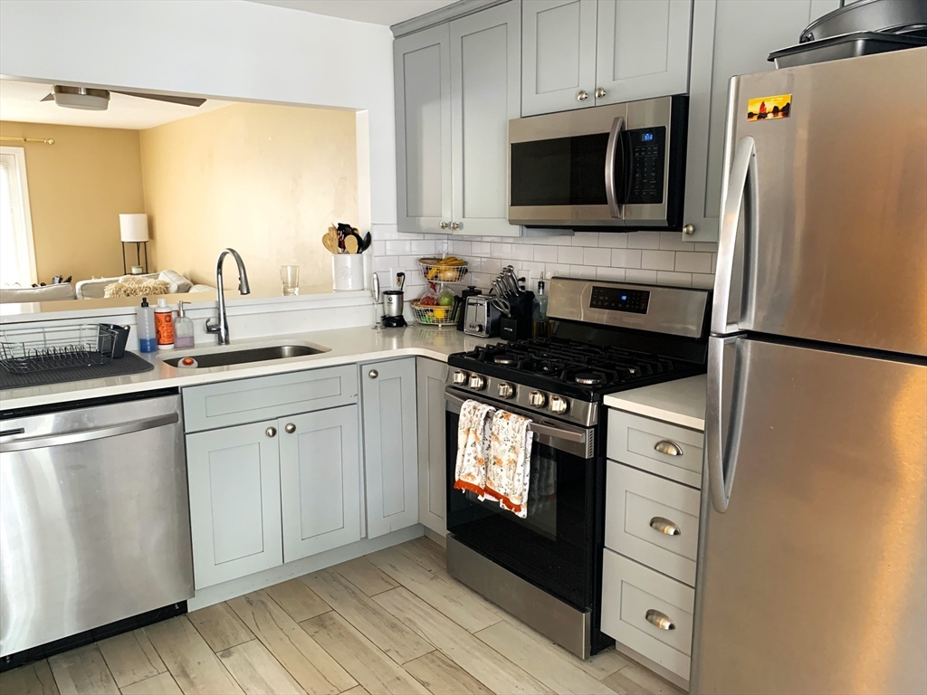 4 bed, 2 bath apartment for rent at 213 W 6th St Unit 213, South Boston — photo 5 of 15