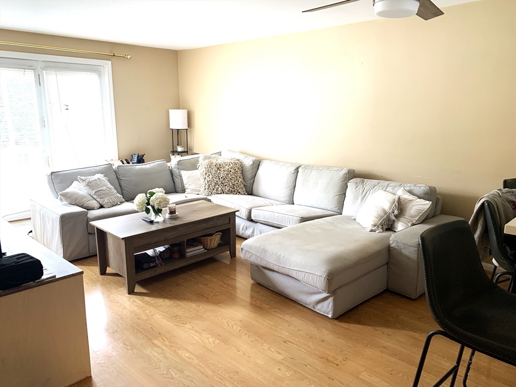 4 bed, 2 bath apartment for rent at 213 W 6th St Unit 213, South Boston — photo 6 of 15