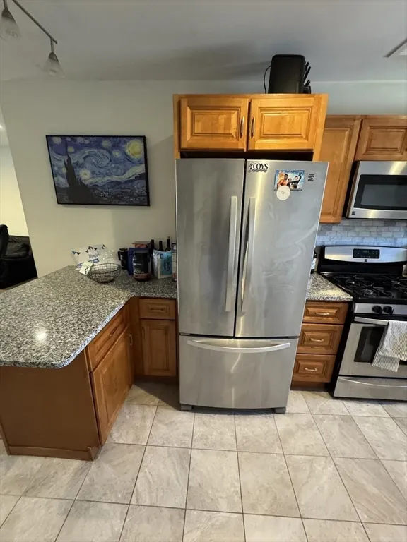 3 bed, 2 bath apartment for rent at 214 Lake Shore Rd Unit 3, Oak Square — photo 3 of 14