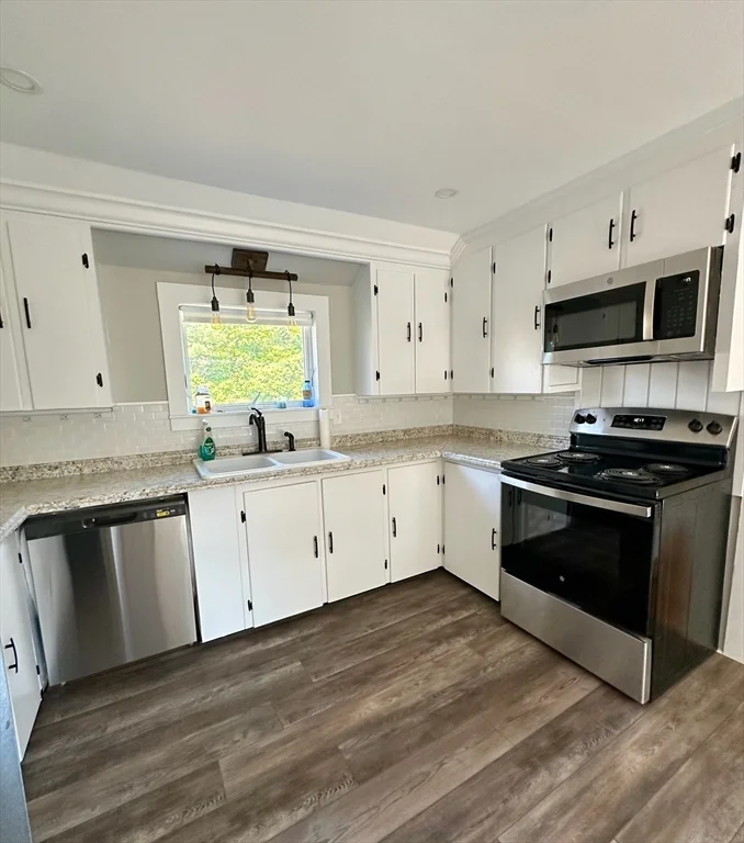 3 bed, 1 bath apartment for rent at 214 Main St Unit 2, Kingston — photo 3 of 27