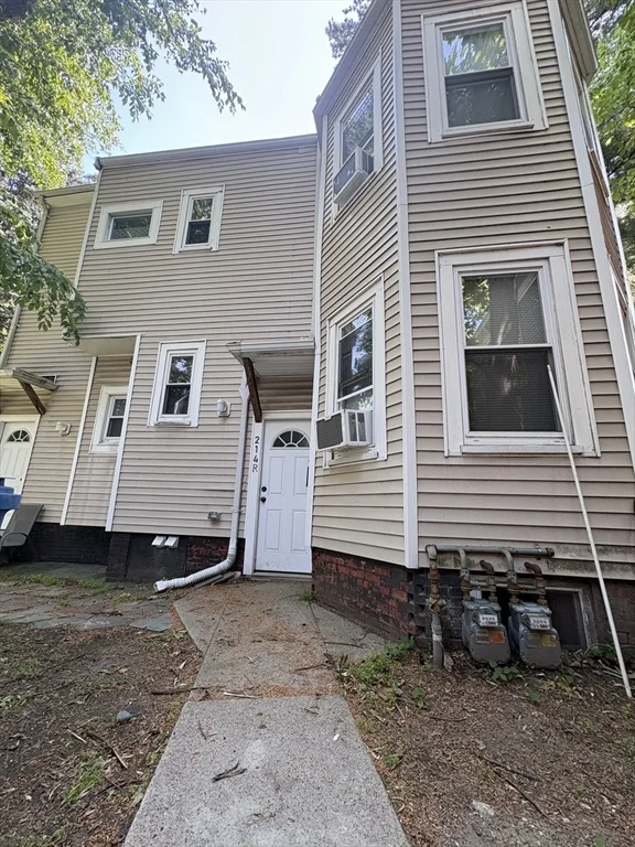 3 bed, 1 bath apartment for rent at 214R Harvard St Unit 2, Central Square — photo 2 of 25