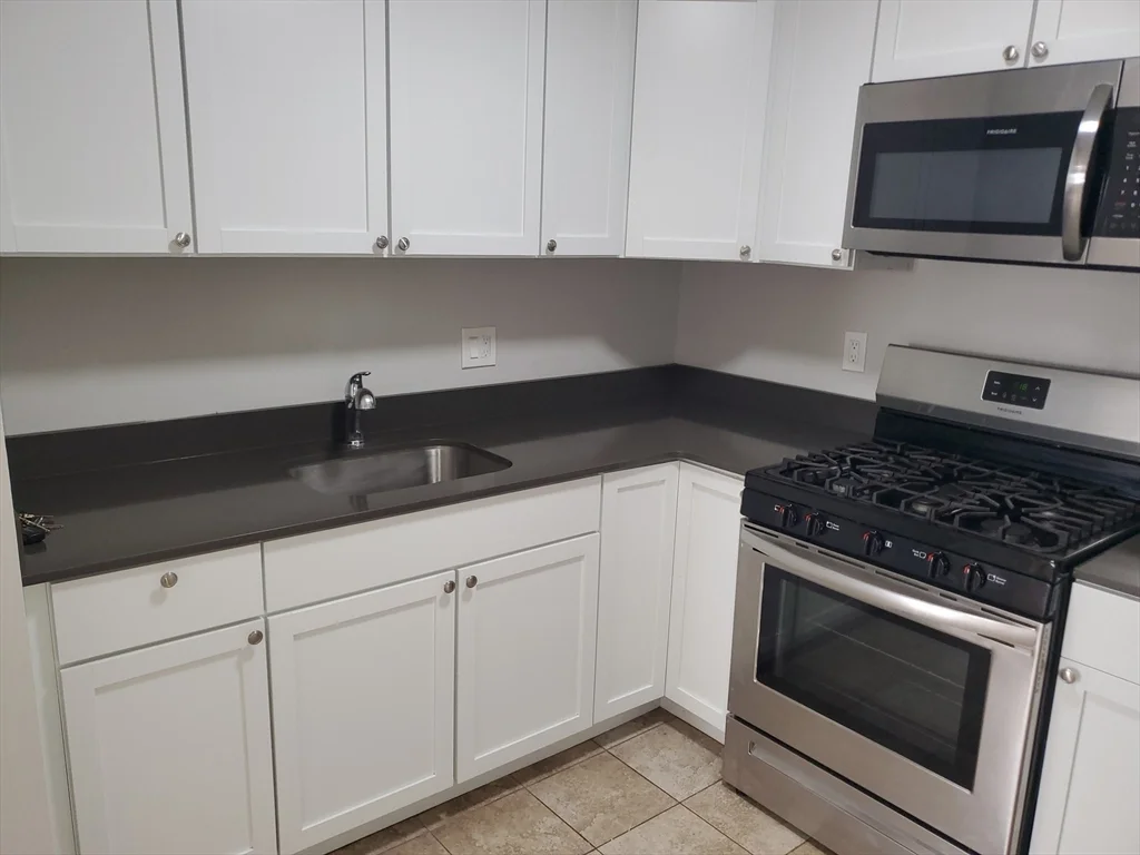2 bed, 1 bath apartment for rent at 215 Pearl St Unit 10, Stoughton — photo 3 of 16