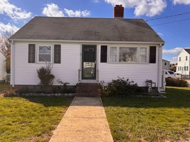 2 bed, 1 bath apartment for rent at 215 Standish St Winter Rental, Marshfield — photo 2 of 15