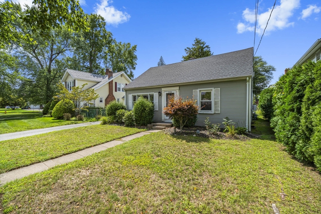 3 bed, 2 bath apartment for rent at 216 Dwight Rd, Springfield — photo 3 of 26