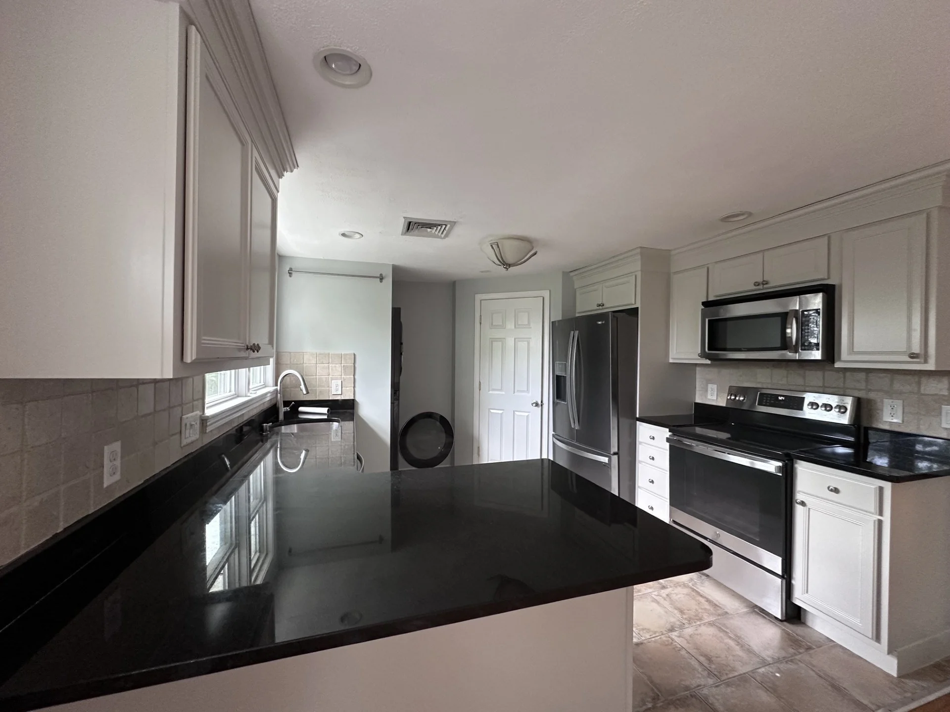 3 bed, 1 bath apartment for rent at 216 Palfrey St Unit 216, Watertown — photo 2 of 18