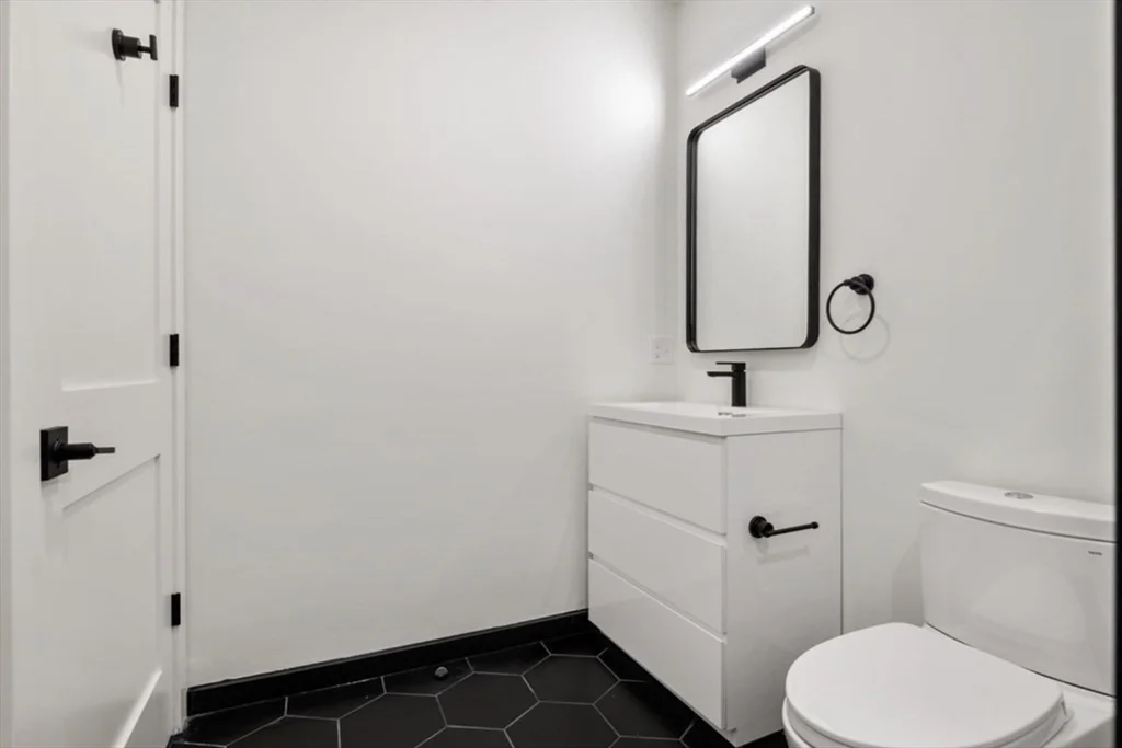 2 bed, 2 bath apartment for rent at 217-221 Essex St Unit 305, Salem — photo 3 of 11