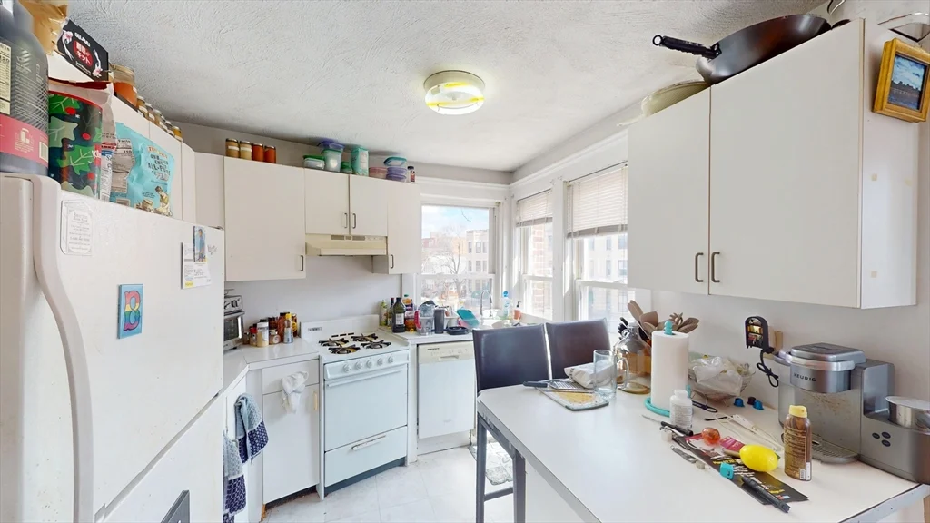 2 bed, 1 bath apartment for rent at 217 Chestnut Hill Ave Unit 6, Brighton — photo 2 of 8