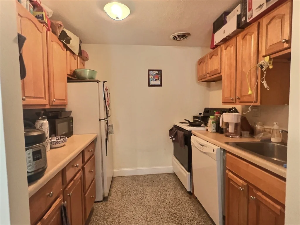 Studio bed, 1 bath apartment for rent at 217 Kent Unit 4, Longwood — photo 1 of 4