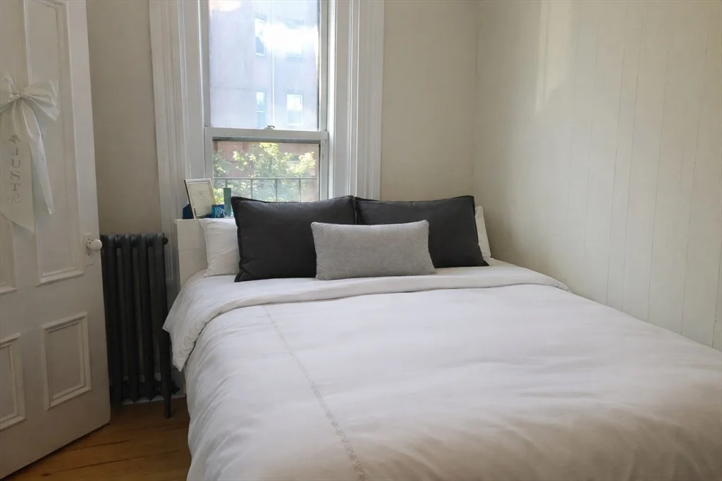 1 bed, 1 bath apartment for rent at 217 Newbury St Unit 2, Back Bay — photo 3 of 5
