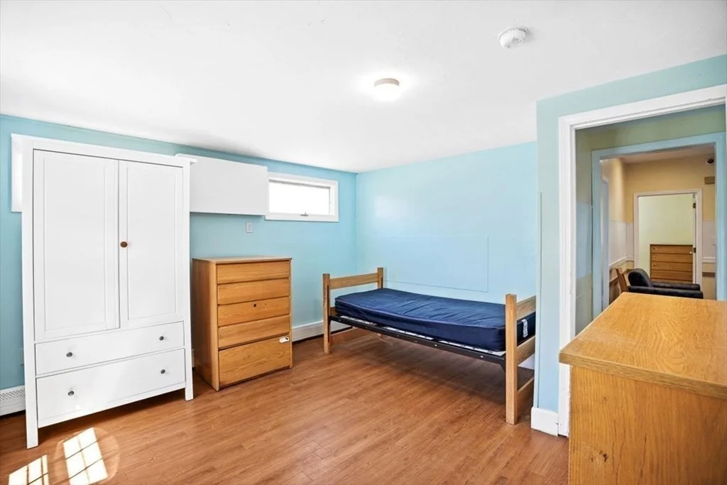 5 bed, 1 bath apartment for rent at 217 Plymouth Unit R1, Holbrook — photo 4 of 8