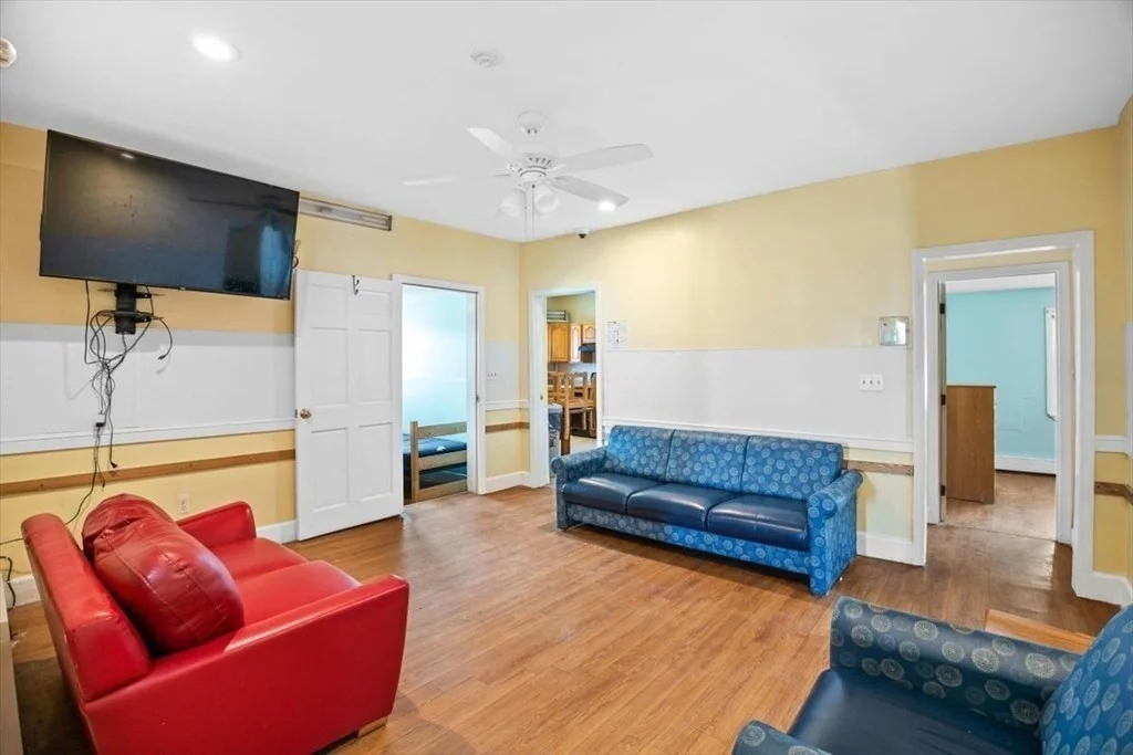 5 bed, 1 bath apartment for rent at 217 Plymouth Unit R1, Holbrook — photo 5 of 8
