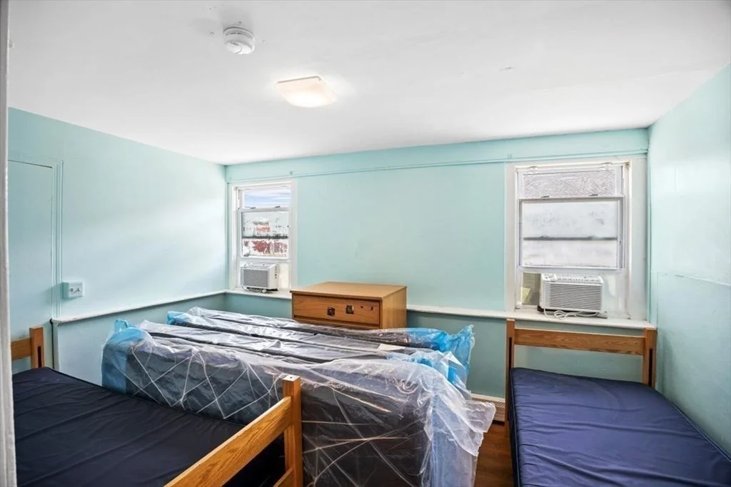 5 bed, 1 bath apartment for rent at 217 Plymouth Unit R2, Holbrook — photo 4 of 8