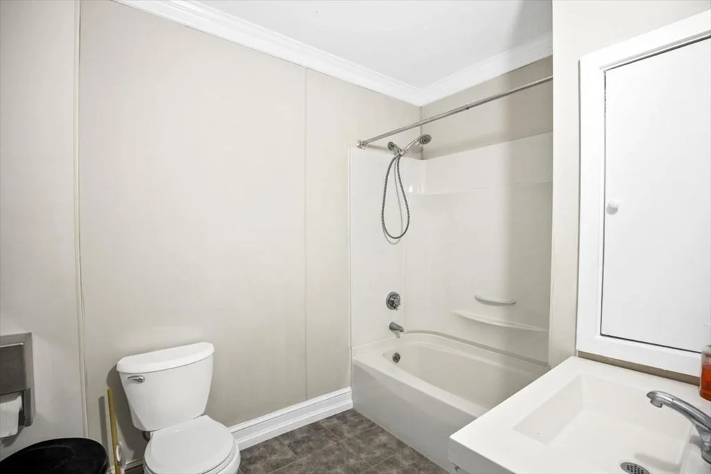 5 bed, 1 bath apartment for rent at 217 Plymouth Unit R2, Holbrook — photo 3 of 8
