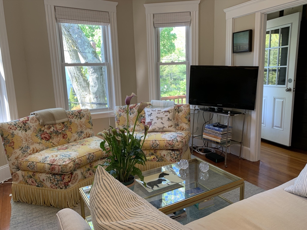 2 bed, 1 bath apartment for rent at 217 Reservoir Rd Unit 2, Chestnut Hill — photo 4 of 9