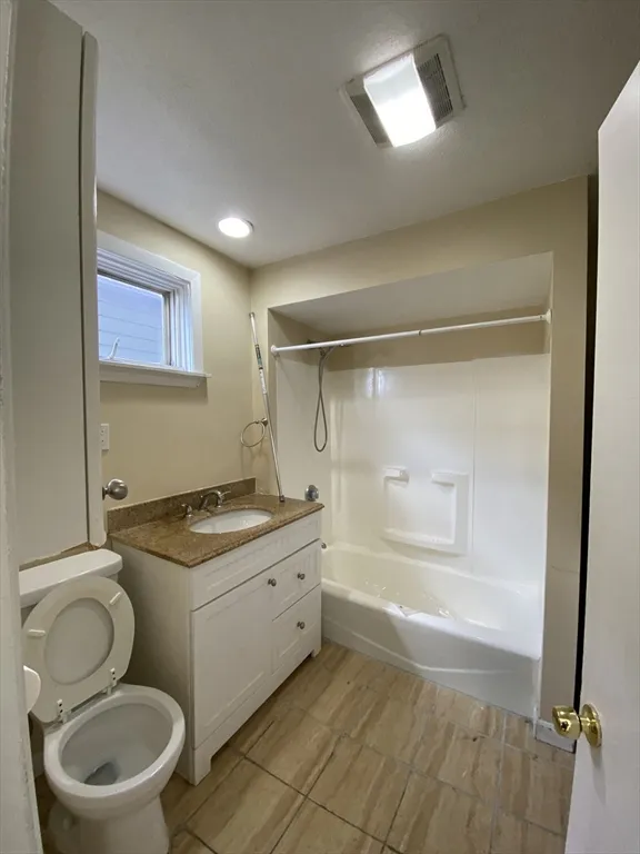 4 bed, 2 bath apartment for rent at 218 Broadway Unit 218, The Port — photo 13 of 16