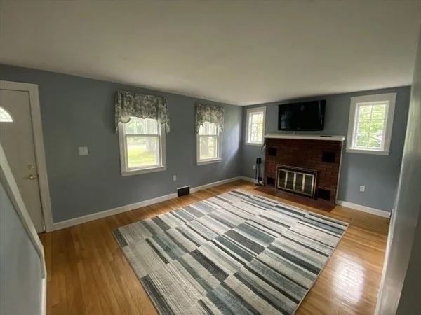 3 bed, 2 bath apartment for rent at 218 Bullard St, Holden — photo 5 of 15