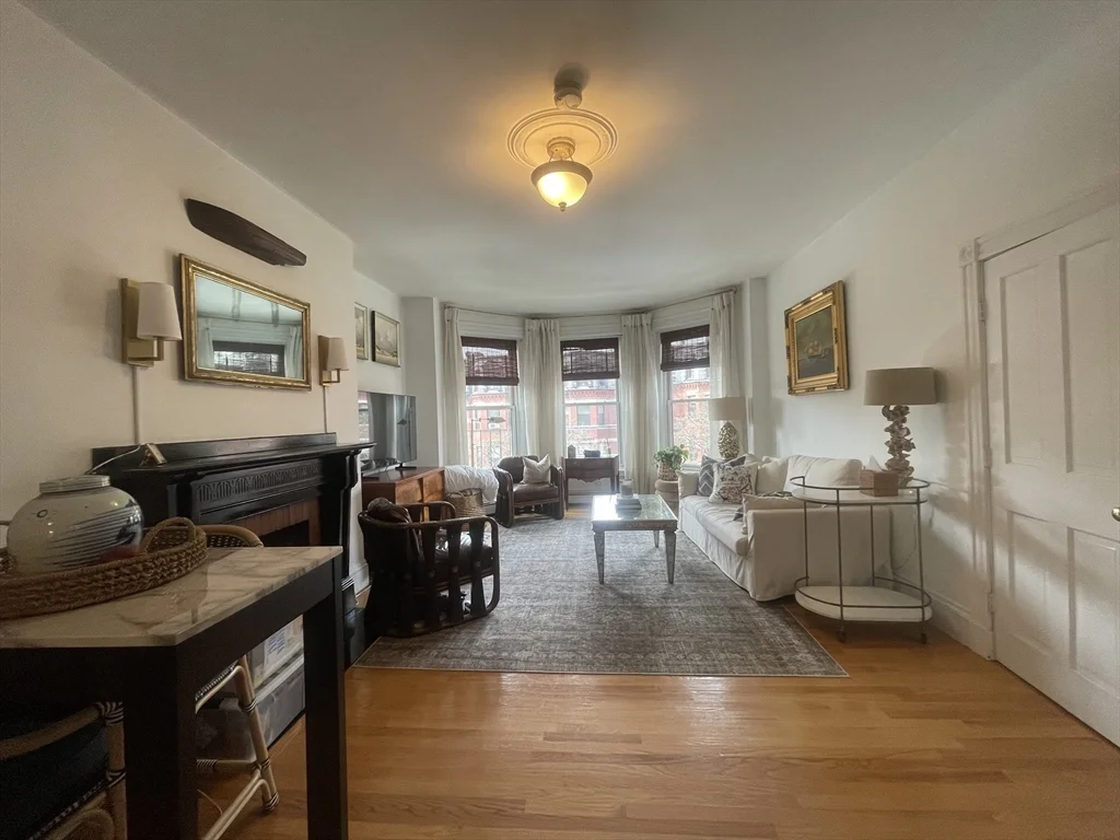 1 bed, 1 bath apartment for rent at 218 Newbury St Unit 3F, Back Bay — photo 2 of 18