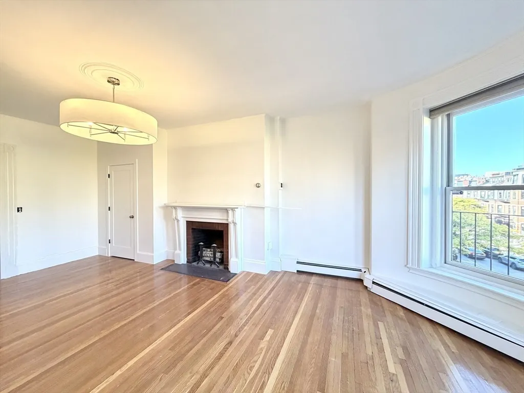 3 bed, 1 bath apartment for rent at 218 Newbury St Unit 3M, Back Bay — photo 4 of 19